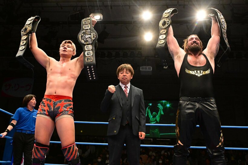 勝利したタロース(右)と綾部蓮