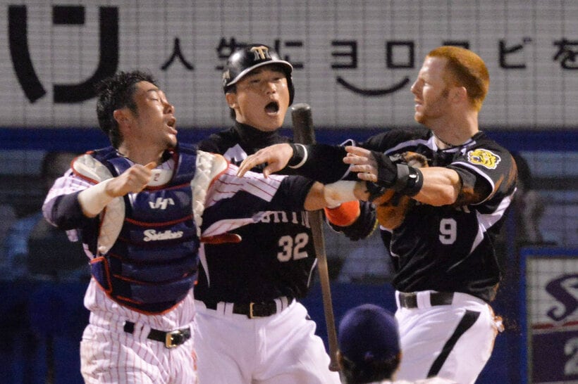 ヤクルト時代の相川（左）と阪神マートン（１３年）