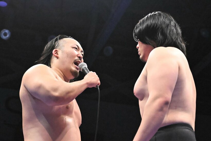 立花誠吾（左）に挑戦表明した田村男児