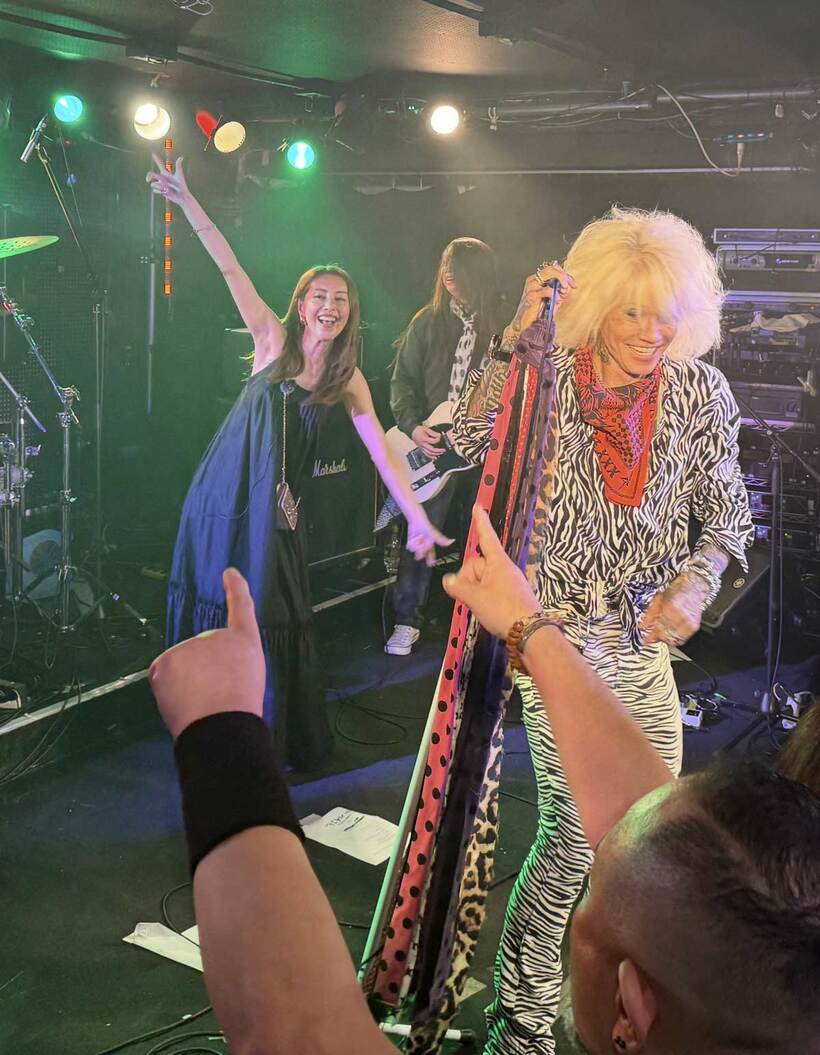 ZIGGYと熊切あさ美（左）