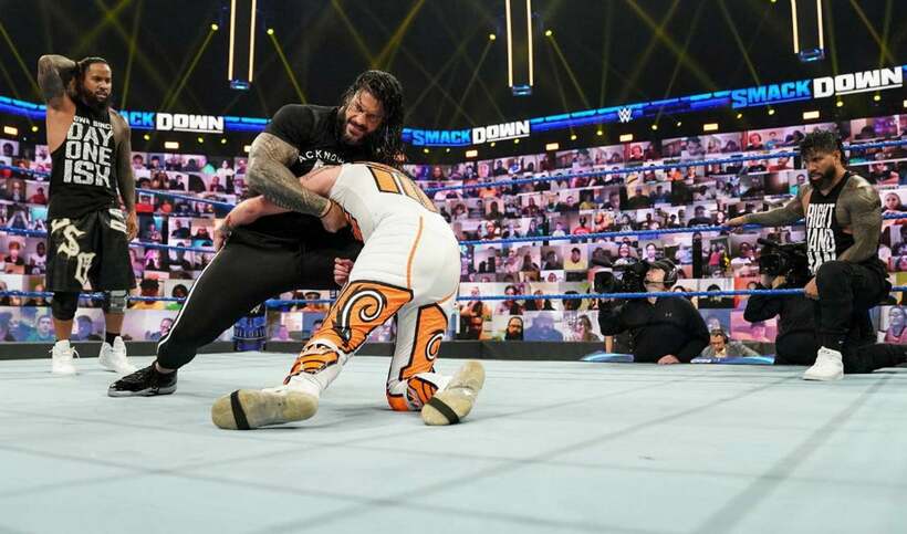  ミステリオ親子を襲撃し試合をぶち壊したローマン・レインズ（中央）をウーソズは複雑な思いで見つめた-（(Ｃ）2021-WWE,-Inc.-All-Rights-Reserved.）