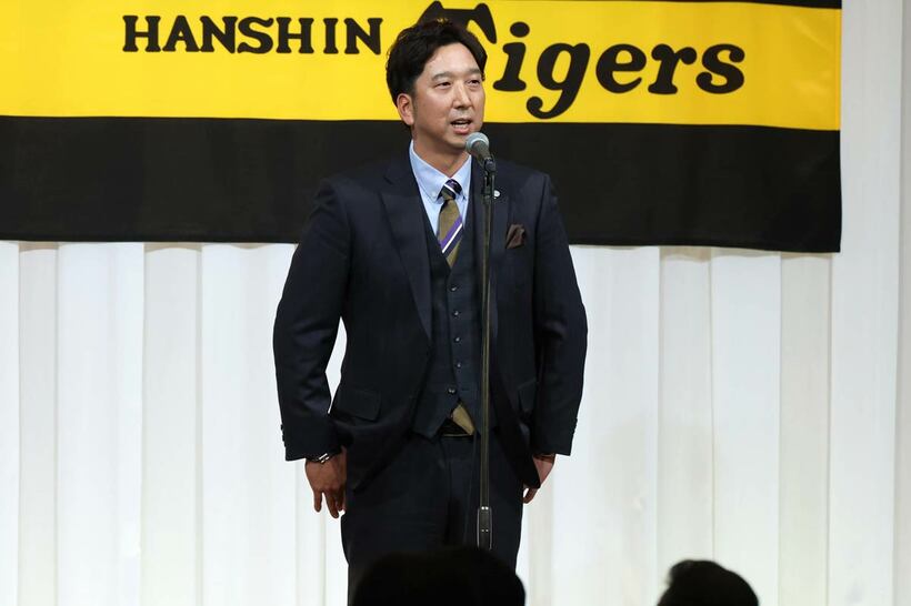 あいさつする藤川監督