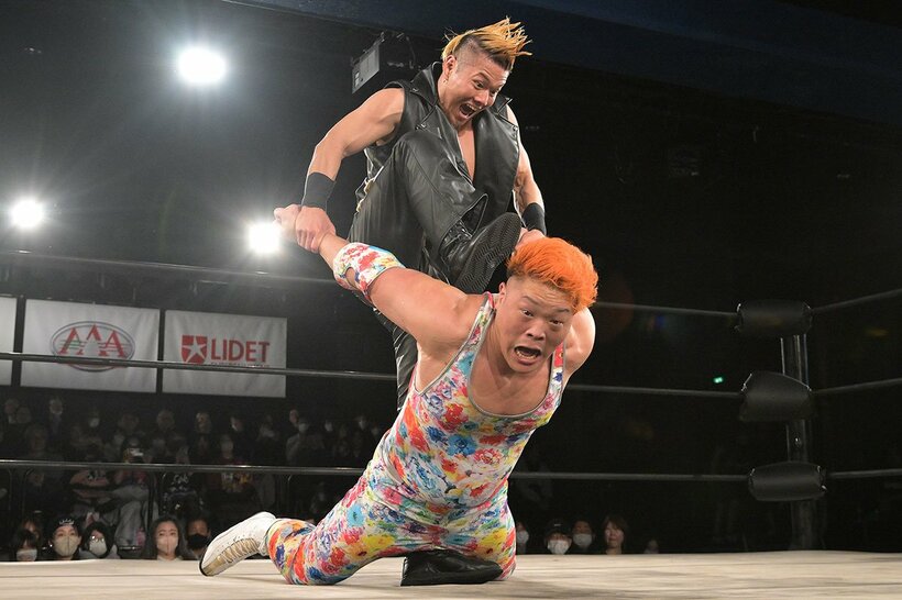 河上隆一（下）を攻めるブラスナックルＪＵＮ