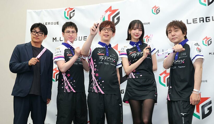 「Mリーグ」KADOKAWAサクラナイツの(左から)森井巧監督、阿久津翔太、渋川難波、岡田紗佳、堀慎吾