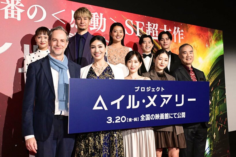 （前列左から）セオドール・ミラー＆アンミカ夫婦、前田敦子、みちょぱ、野口聡一氏（後列左から）mai＆JOY夫婦、すみれ、ダイ＆シュン