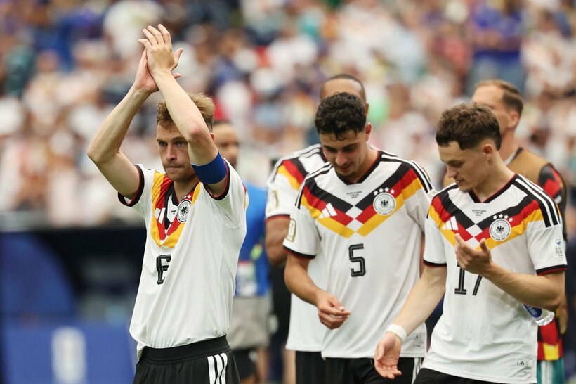 試合後、サポーターの声援に応えるドイツの主将キミッヒ（左＝ロイター）