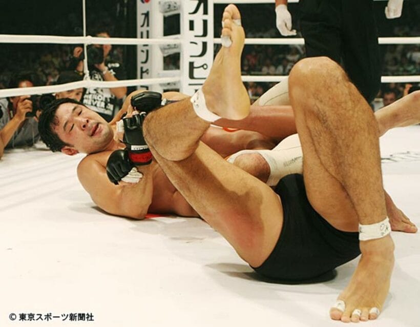 桜庭は得意技で柴田（右）の右腕を決めた